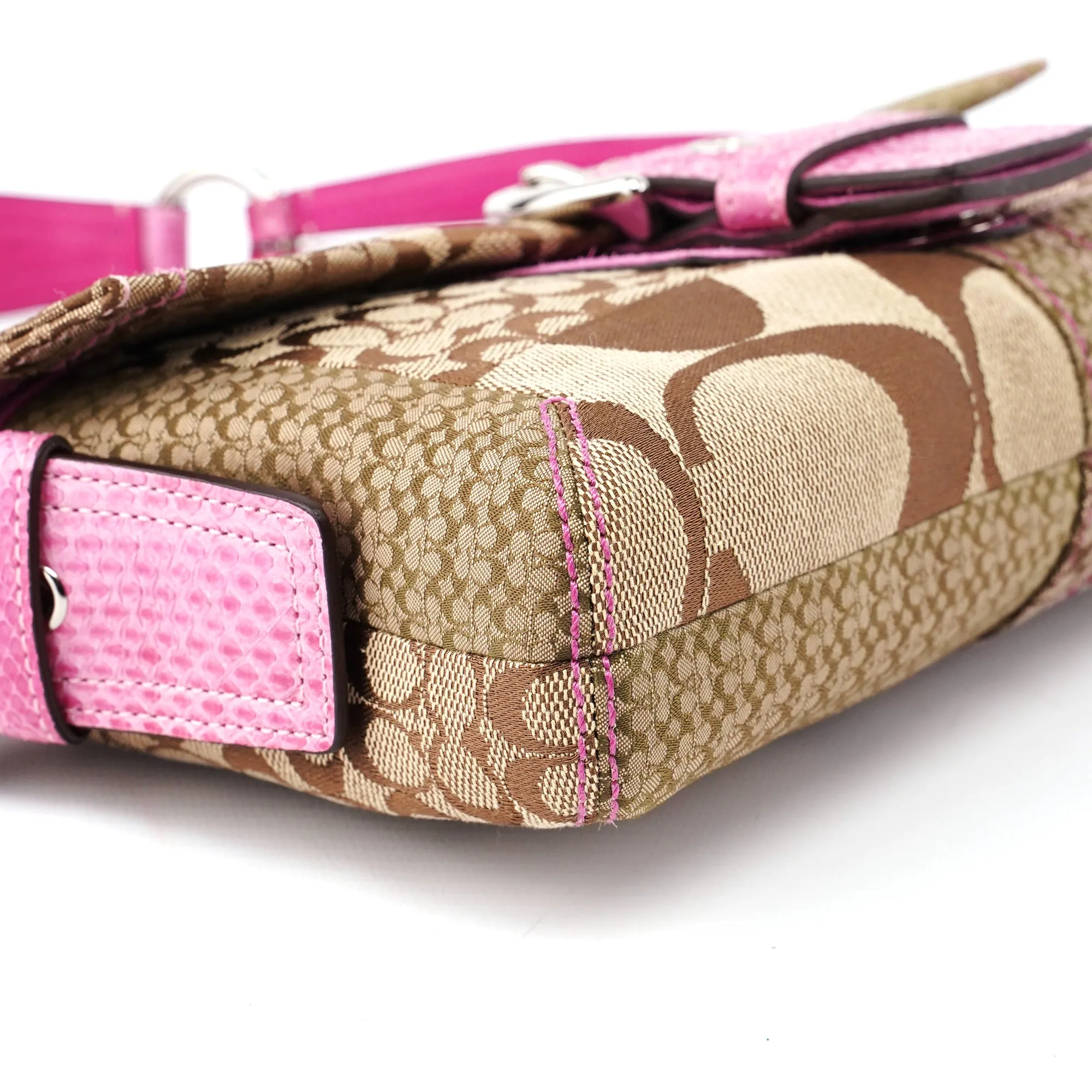 3689 Beige Pink Signature C Soho Shoulder Bag