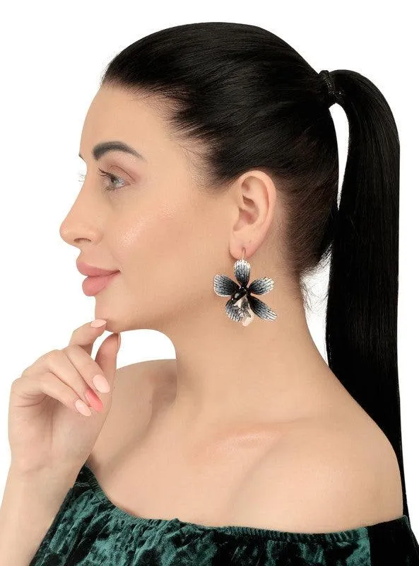 Golden Grey Shell Flower Stud Earrings
