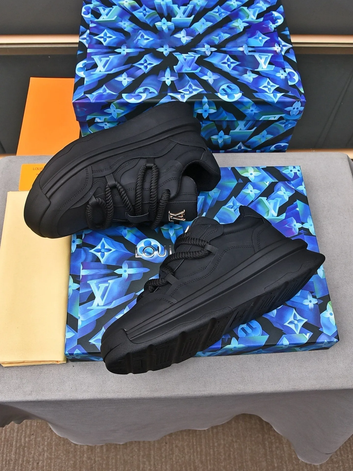 LV SNEAKERS BLACK LACE-UP