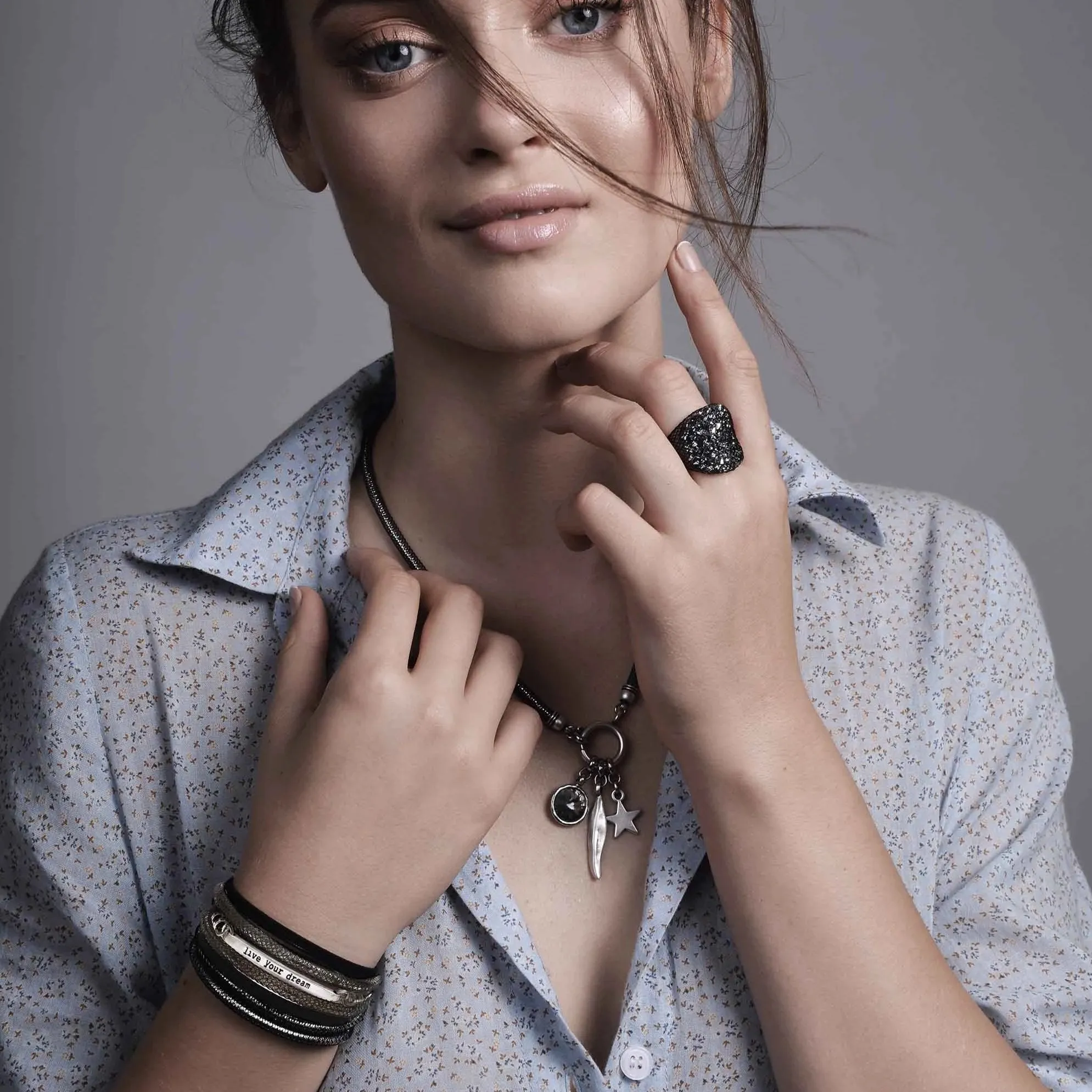 Versatile pendants necklace